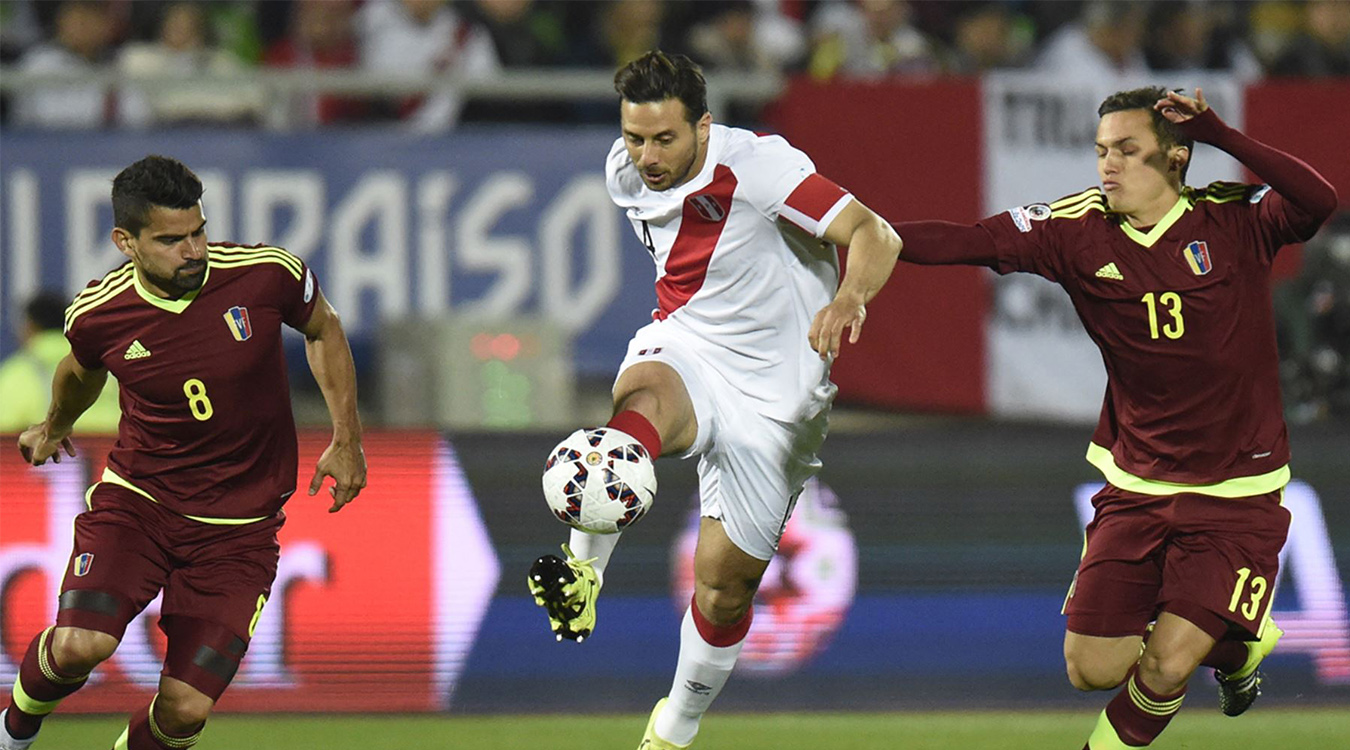 Debe o no ser convocado Claudio Pizarro a la Selección
